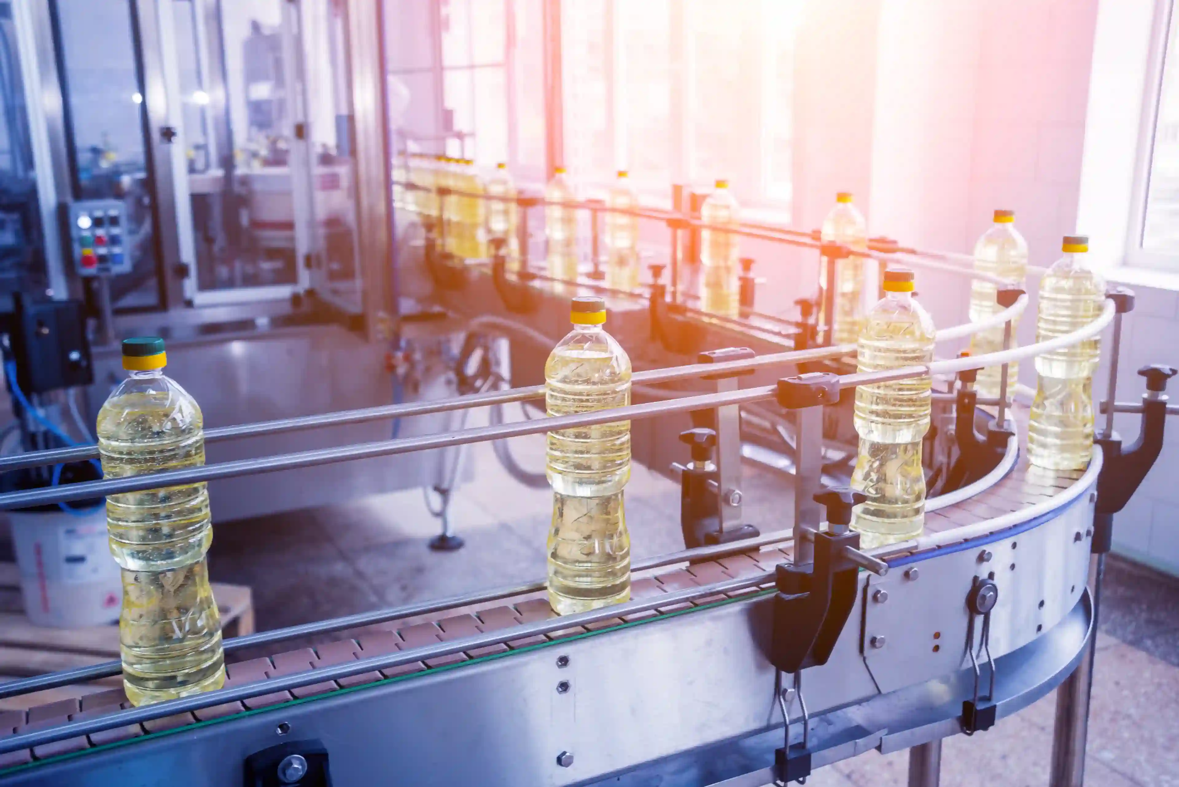 convoyeur à palettes sur ligne bouteille d'huile